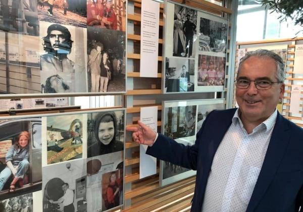 Wethouder André van der Reest tijdens de opening van de expositie op 30 september 2020 bij een foto van zichzelf uit 1970.