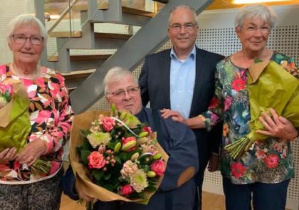 Van links naar rechts: Tannie de Jonge, Rinus de Regt, wethouder André van der Reest en Toos Barendse